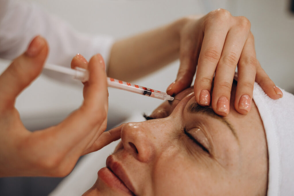 Sitnfalte-Zornesfalten-entfernen-mit-Botox-Frauen-Aesthetiqua