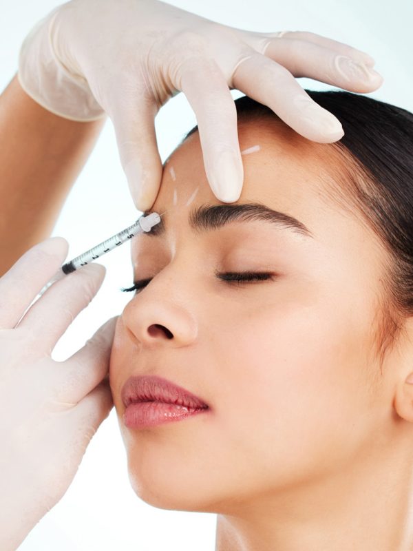 Botox-Behandlung-gegen-Stirnfalten-Frau-Aesthetiqua